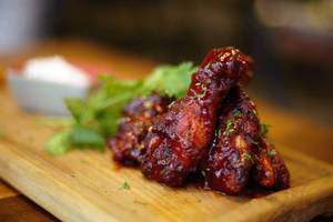 Hooters Style Chicken Wings With Sour Cream