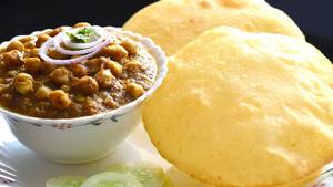 Chole Bhature[2 Bhature]