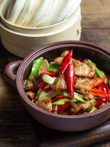 Hunan Spicy Sliced Pork, Celery, Pepper, Leek Served With Steam Lotus Bun