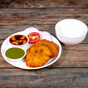 Aloo Tikki With Dahi Chutney
