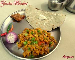 2 upvas bhakari with upvas batata bhaji thecha