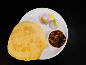 Chole Bhatoora