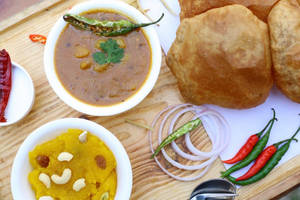 Puri With Aloo Bhaji, Chana & Halwa [3 Pieces]