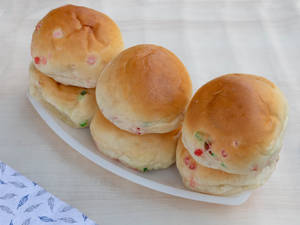 Tuty Fruity Bun (6 Pcs)