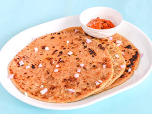 Pyaz Parantha With Curd