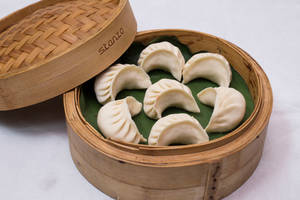 Vegetable Steamed Momos (8 Pcs )