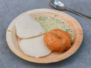 Idli (2 pcs) and Vada (1 pc)