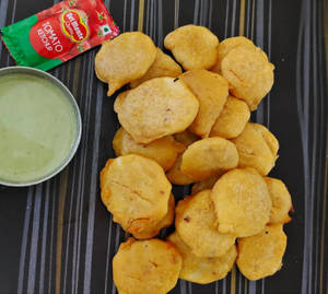 Aalu Pakode With Green Chutney