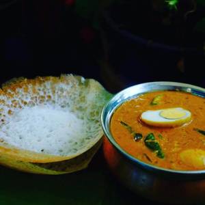 3 Appam 300 Ml Egg Curry