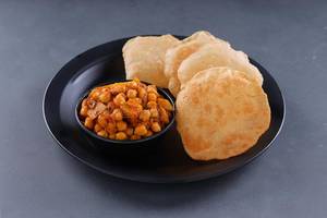 Poori Chola Wali Thali (5 Poori's)                                                       