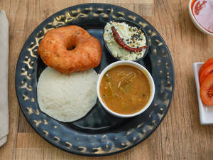 Idli Vada (2 Pcs)