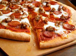 New York Pepperoni, Hot Italian Sausage Pizza [crushed Black Peppers,onion,bellpeppers]