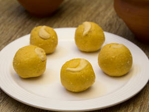 Moong Laddu (5 Pcs)