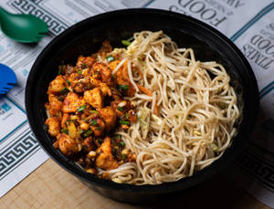 Egg Hakka Noodles With Chicken Spicy Dry Red Chilli