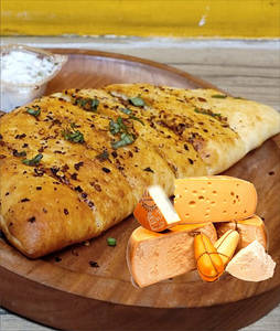 Mozzarella, Cheddar, Gouda & Orange Cheese Garlic Bread