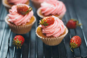 Strawberry Large Cup Cake (2pcs)
