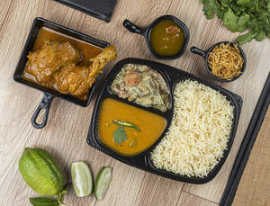 Chicken Dhakai Bhuna Office Parar Thali. (2pcs)