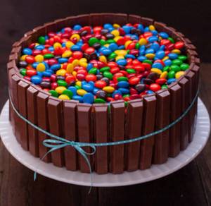 Kitkat Chocolate Jems Cake (1/2 kg)