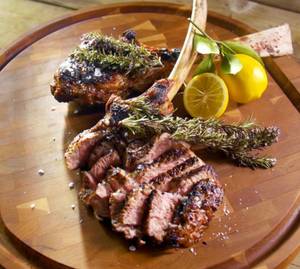 Veal chops (2 pcs) (with 2 pita bread & dip)