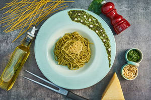 Spaghetti Aglio Olio In Basil Pesto (400gms)