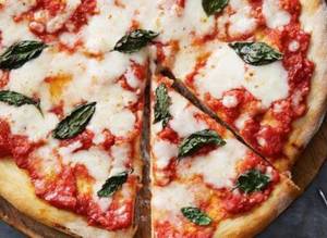 Chilly Garlic Margherita Pizza [ Spicy San Marzano Tomato Sauce, Basil, Garlic, Herbs] [Signature Di