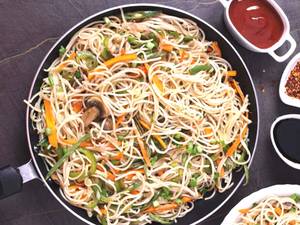 Veg Hakka Noodles