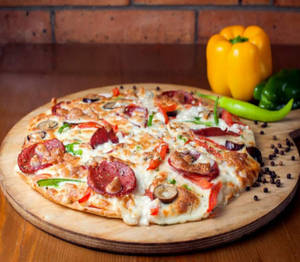 Saver Green Red Yellow Capsicum Pizza