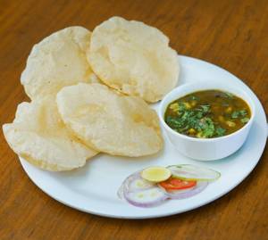 2 Poori With Bombay Saagu