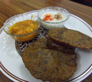 4 Kuttu Ki Puri With Aloo Ki Sbji                               