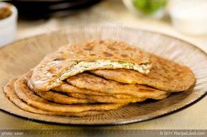 Paneer Stuffed Tawa Paratha (2 Pcs)