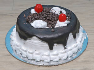 Black Forest Choco Chip Cake (1/2 kg)