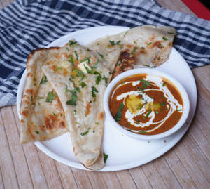 Dal Makhani With 2 Lachha Parantha