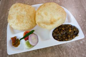 Bhatoora with Chana