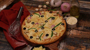 Cheesy Macaroni Veg Pizza