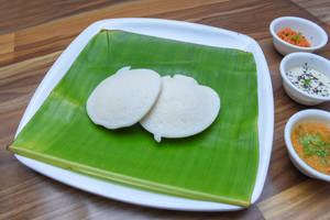 Idli (2 Pcs)  [served with  Coconut chutney, Kara chutney with Sambar]