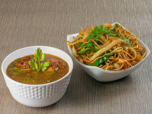 Veg Noodles With Manchurian