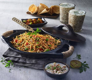 Juhu Chowpaty Cheese Tawa Pulav With Raita & Papad