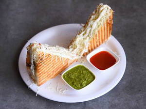 Cheesy Houseful Grill Sandwich [Serves: 2]