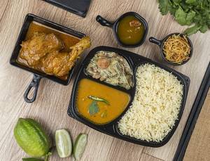 Chicken Dhakai Bhuna Office Parar Thali. (2pcs)
