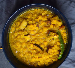 Cholar Dal Narkel Diye