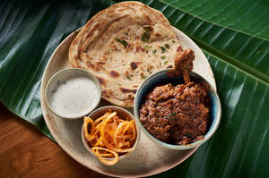 Khada Masala Chicken With Lachha Paratha/ Rice