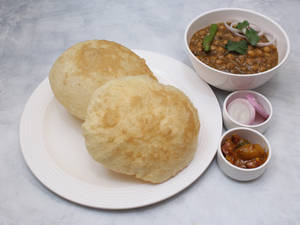 Chole Bhature (Per Plate) (2 Pcs)