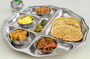 P 5 (Bikaneri Stuffed Dal Puri Thali)