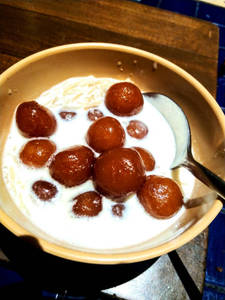 Gulab Jamun Cream Chop      