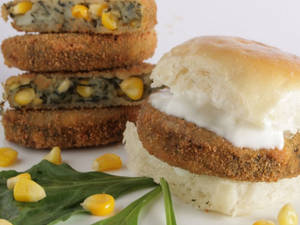 Makkai Palak Vada Pav