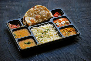 Punjabi Thali With Shrikhand (Tandoor)