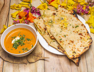 Cheese Naan With Gravy