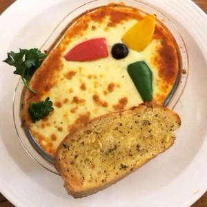 Spinach Corn Cottage Cheese Lasagna (half) With Garlic Bread (3pcs)