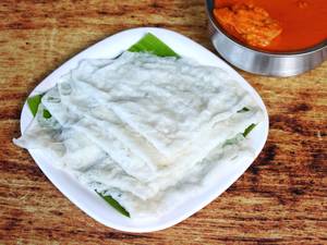 Neer Dosa with Chicken Curry
