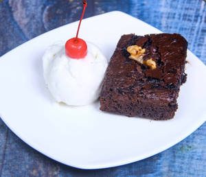Chocolate Brownie With Vanilla Ice Cream